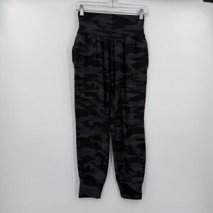 Athleta salutation jogger camo xsp